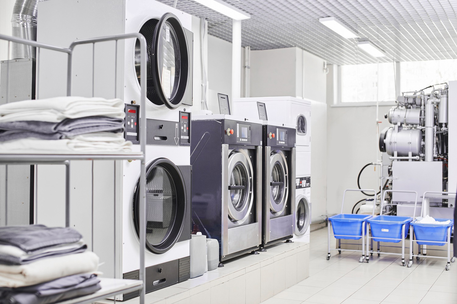 Commercial laundry detergents and programmes for industrial laundries